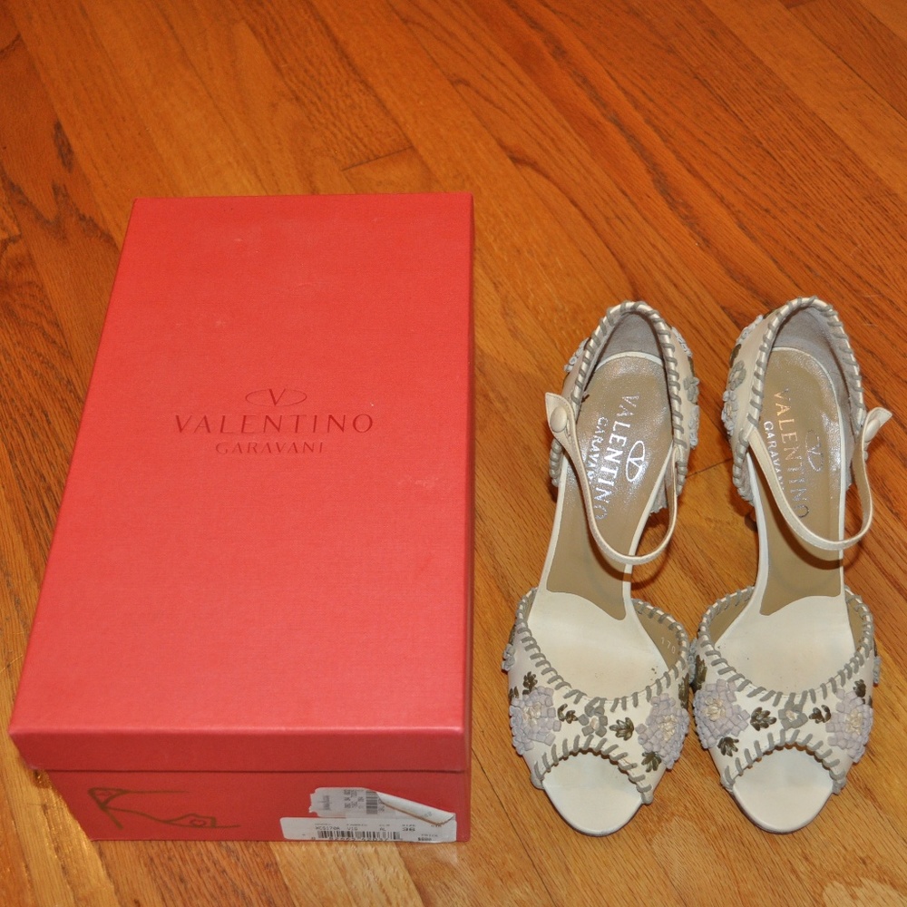 Valentino Garavani Size 6 Cream Women's Heels